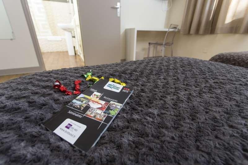 Brit Hotel Du Parc Niort Centre-Parking Gratuit Quarto foto