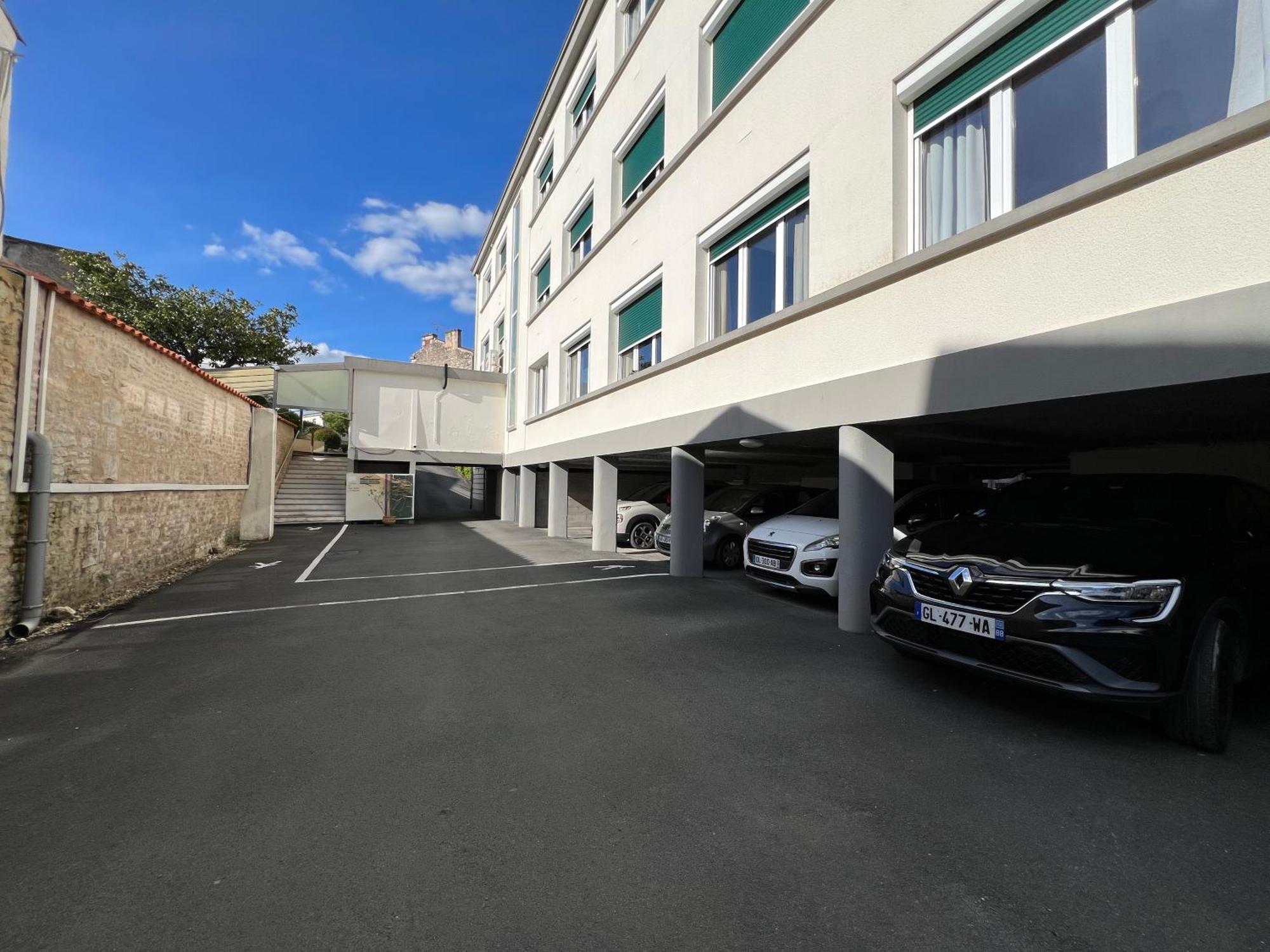 Brit Hotel Du Parc Niort Centre-Parking Gratuit Exterior foto