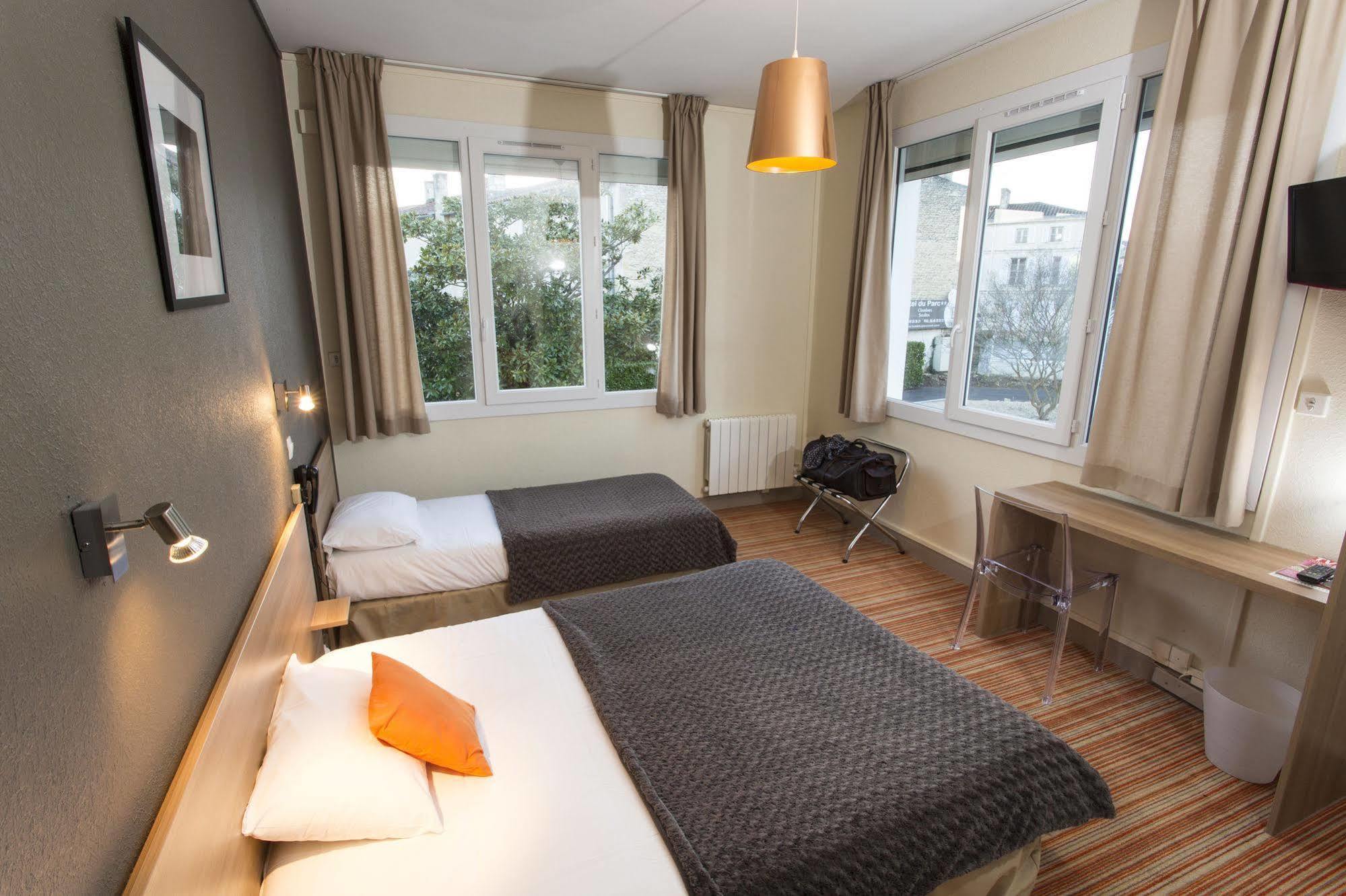 Brit Hotel Du Parc Niort Centre-Parking Gratuit Exterior foto